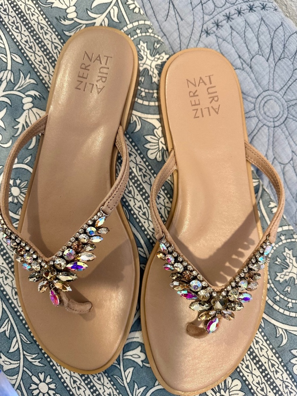 NATURALIZER FALLYN RHINESTONE THONG SANDALS. NEW. 11